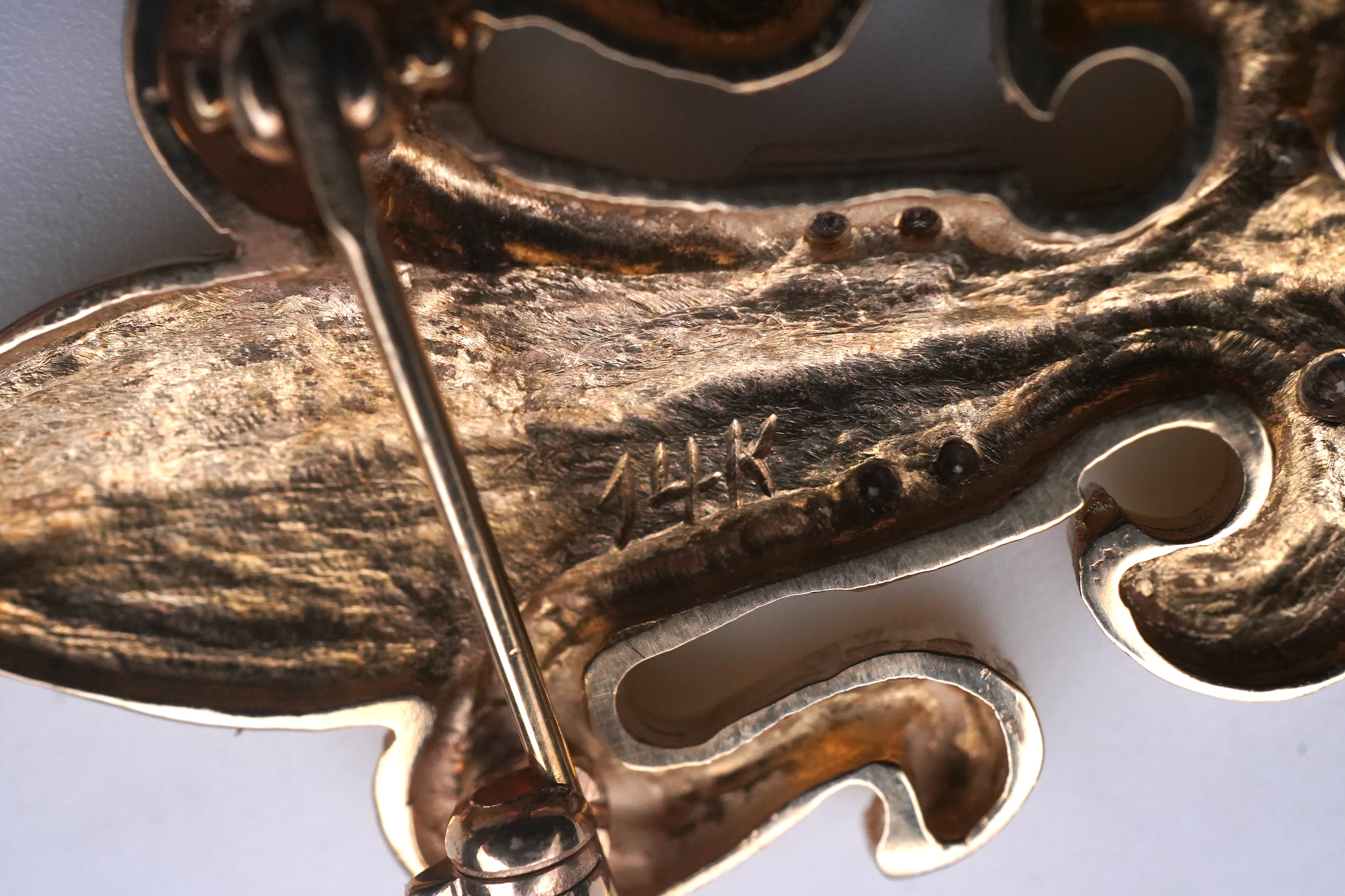 A gold and diamond pendant/brooch